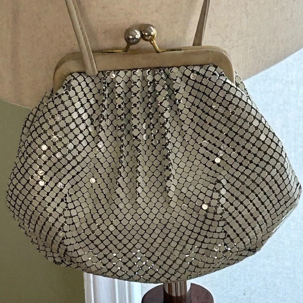 Vintage Whiting & Davis ivory metal crossbody bag. Kiss lock, leather trim. Nice - Picture 2 of 16